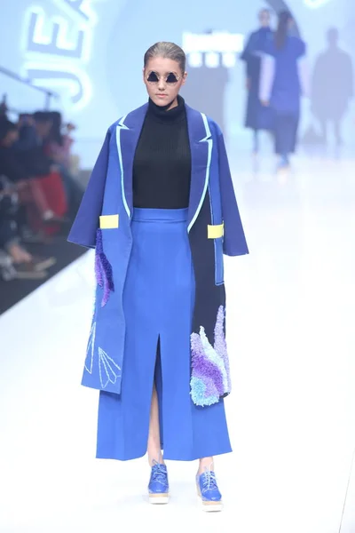 Model Wyświetla Nowe Stworzenie Pokaz Mody Jeanswest Fashion Award Podczas — Zdjęcie stockowe
