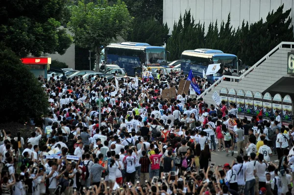 Una Multitud Aficionados Fútbol Ven Llegada Autobuses Que Transportan Los — Foto de Stock