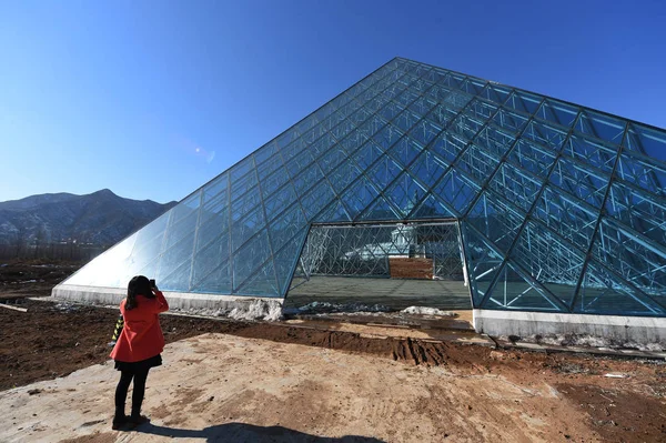 2015 중국의 허베이 시에서 새로운 스튜디오에 루브르 박물관 피라미드의 복제본 — 스톡 사진