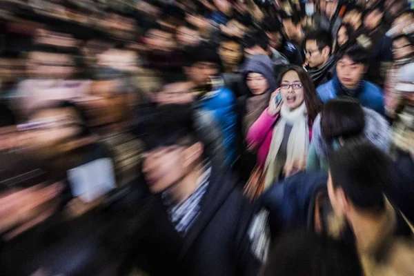 Kinesisk Kvinna Pratar Hennes Mobiltelefon Som Hon Och Andra Passagerare — Stockfoto