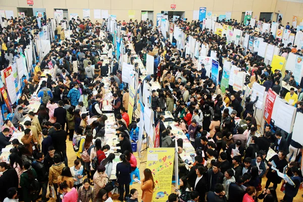 Estudantes Chineses Que Formarão 2016 Stands Multidões Durante Uma Feira — Fotografia de Stock