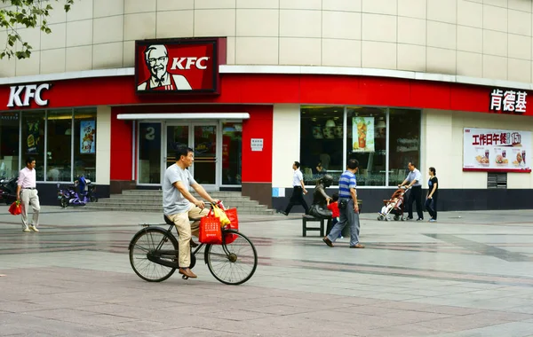 Ciclista Pasa Por Restaurante Comida Rápida Kfc Yum Brands Ciudad — Foto de Stock