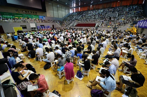 Graduados Chinos Asisten Una Sesión Tutoría Preparación Para Examen Anual — Foto de Stock