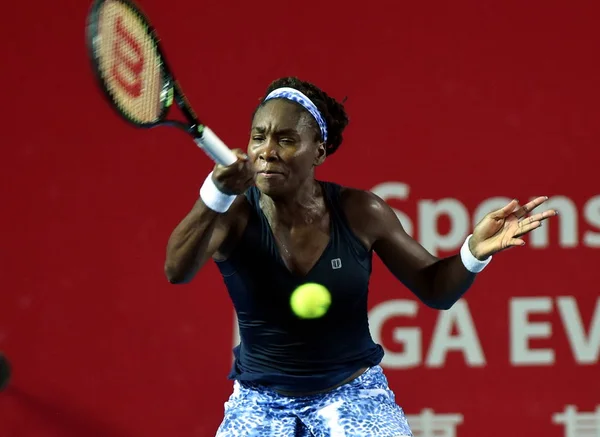 Venus Williams Stanów Zjednoczonych Zwraca Strzał Tutka Aliza Francji Meczu — Zdjęcie stockowe