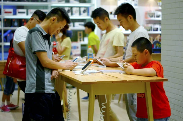 Chinesische Kunden Testen Apples Iphone Oder Einem Geschäft Der Stadt — Stockfoto