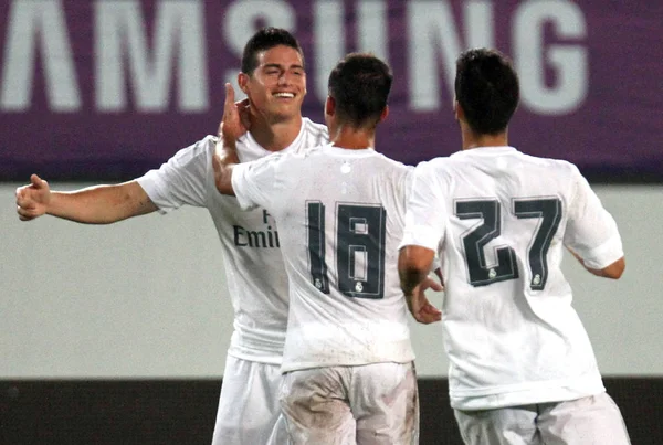 James Rodriguez Von Real Madrid Zurück Feiert Mit Seinen Teamkollegen — Stockfoto