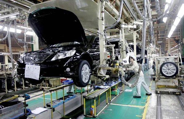 Trabalhadores Chineses Montar Carros Toyota Linha Montagem Uma Fábrica Automóveis — Fotografia de Stock