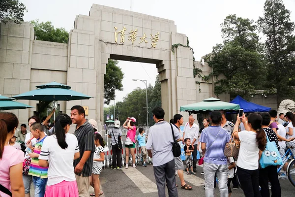 Una Multitud Turistas Esperan Frente Puerta Oeste Universidad Tsinghua Para — Foto de Stock