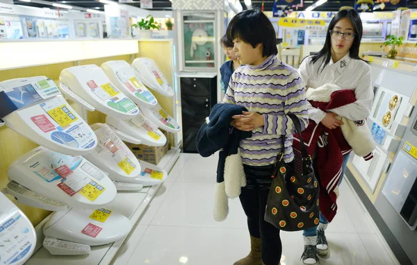 Китайские Покупатели Покупают Сиденья Туалета Теплой Водой Panasonic Магазине Бытовой — стоковое фото