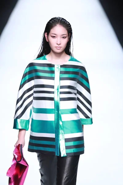 モデルは 2015 上海に上海ロンドンファッションウィークの春 2016 年の間に スクエア プレゼント のファッションショーで新しい創造を表示します — ストック写真