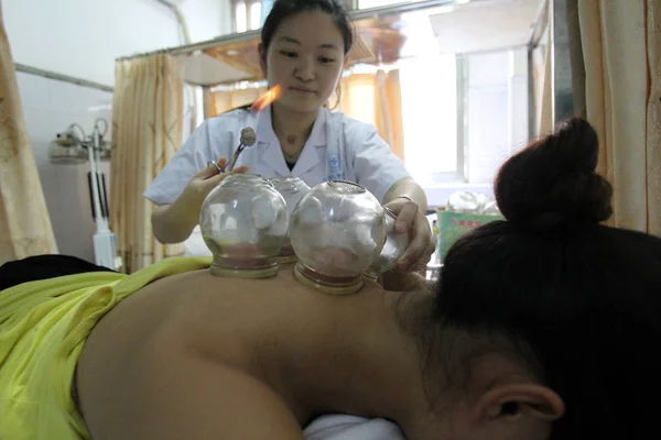 Филе Врач Применяет Капельную Терапию Традиционной Китайской Медицины Ткм Пациенте — стоковое фото