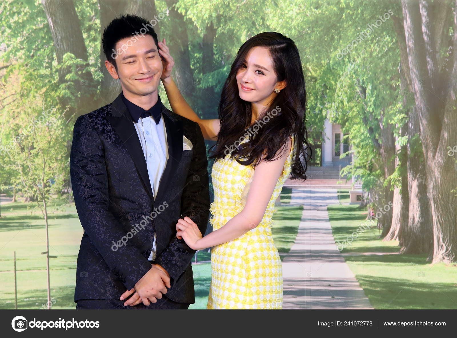 Китайская Актриса Yang Актер Хуан Сяомин Huang Xiaoming Улыбаются.