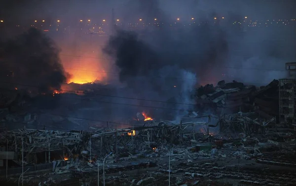 2015年8月13日 中国天津滨海新区发生致命爆炸 浓烟滚滚 进口汽车被烧毁 建筑物和集装箱被严重破坏 — 图库照片