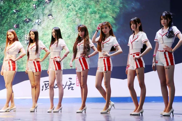 Showgirls Posieren Stand Von Seasun Entertainment Während Der China Digital — Stockfoto