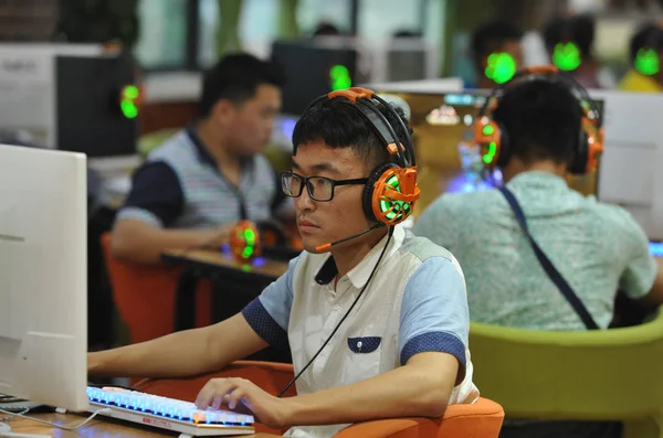 Молодые Китайцы Играют Онлайн Игры Пользуются Интернетом Интернет Кафе Городе — стоковое фото
