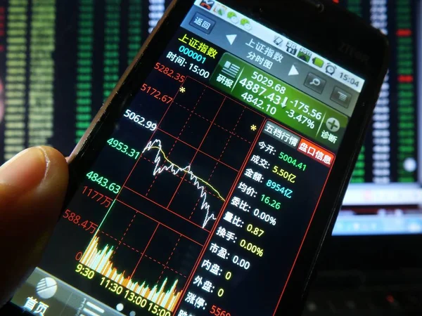 Een Chinese Investeerder Kijkt Naar Shanghai Composite Index Een Voorraad — Stockfoto