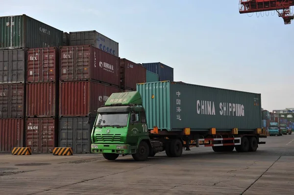 Camion Trasporta Container Della China Shipping Una Banchina Del Porto — Foto Stock