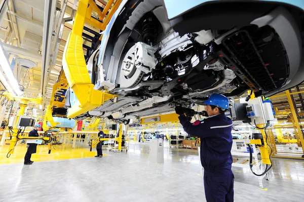 Trabalhadores Chineses Montam Ford Suvs Linha Montagem Fábrica Automóveis Changan — Fotografia de Stock