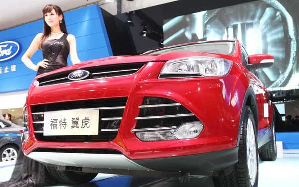 2013年4月11日 在中国中部河南省郑州举行的汽车展览会上 福特库加的车型摆姿势 — 图库照片