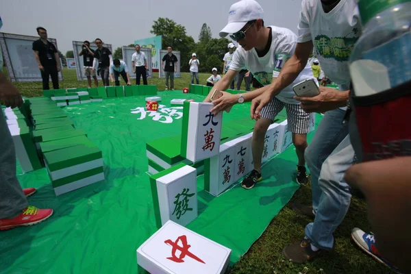 Les Clients Jouent Mahjong Avec Énormes Tuiles Lors Événement Organisé — Photo