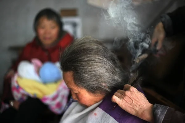 Čínský Holič Wang Weimei Používá Dvojici Žhavých Požárních Kleští Aby — Stock fotografie