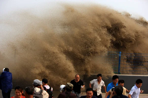 Visitors Local Residents Run Away Waves Tidal Bore Surge Barrier — Stock Photo, Image