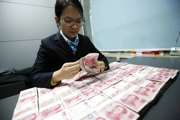Китайський Чиновник Підраховує Банкноти Юанів Юанів Єни Банку Huaibei Місті — стокове фото