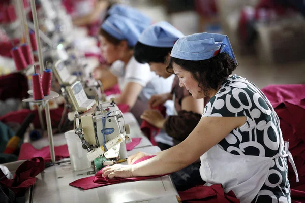 Chińscy Robotnicy Uszyć Ubrania Fabryce Odzieży Huaibei City Wschodniej Chińskiej — Zdjęcie stockowe