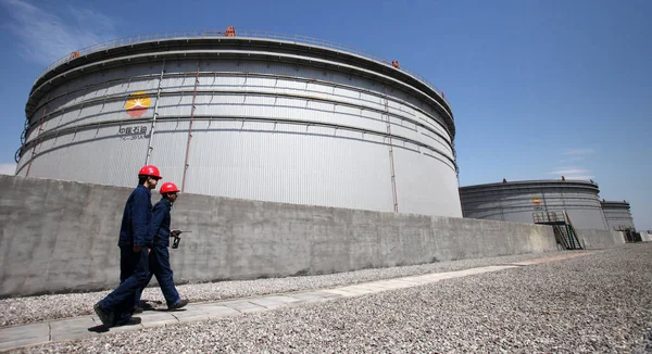 Chinesische Inspektoren Patrouillieren Rohöltanks Auf Der Dagang Ölreservebasis Von Cnpc — Stockfoto