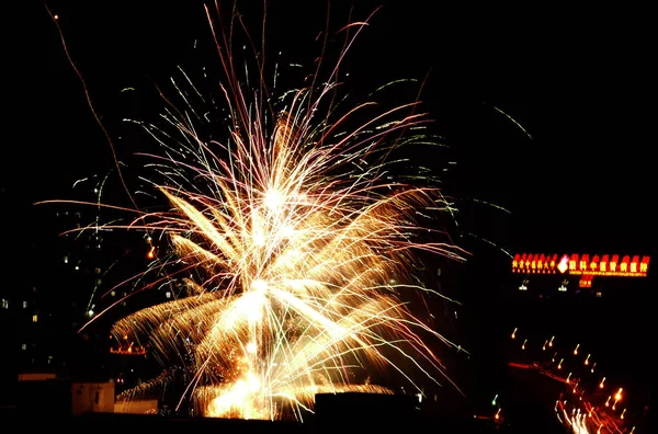 Los Fuegos Artificiales Explotan Sobre Una Zona Residencial Para Festival — Foto de Stock