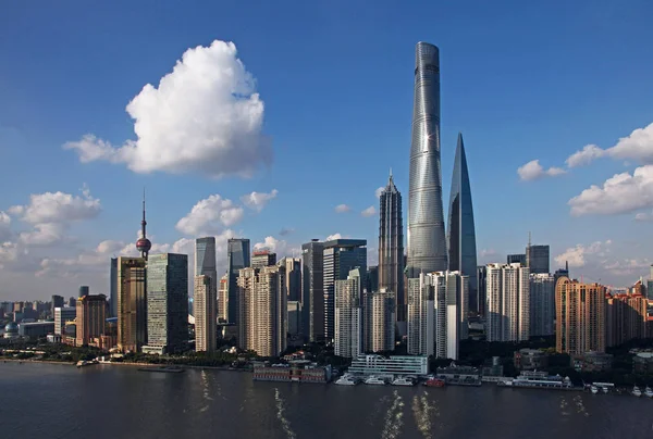 黄浦江和陆家嘴金融区的景色与东方明珠电视塔 左最高 上海塔 右最高 上海世界金融中心 右第二高 金茂大厦等摩天大楼和高丽 — 图库照片