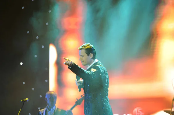 俄罗斯歌手维塔利 弗拉达索维奇 格拉乔夫以他的舞台名字 维塔斯 2015年11月16日在中国西南四川省成都市举行的音乐会上表演 — 图库照片