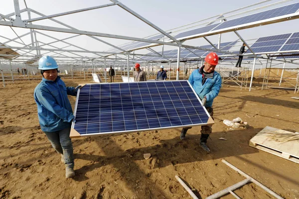 Des Travailleurs Chinois Installent Des Panneaux Solaires Dans Une Centrale — Photo