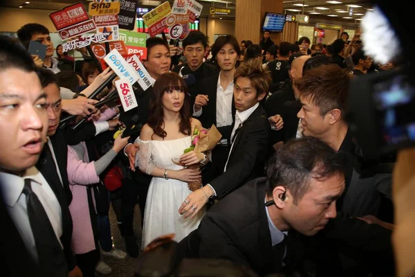 Japán Énekes Ayumi Hamasaki Központ Körülvéve Riporterek Taipei Songshan Airport — Stock Fotó