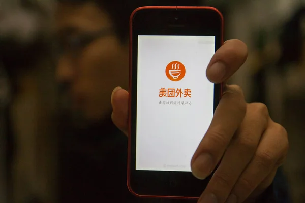 2014年12月23日 在中国南方广东省广州市 一名中国手机用户在智能手机上显示了在线团购网站 Meitan Com Waimai Meituan Com 的移动应用 — 图库照片