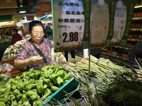 Клієнт Магазини Овочів Супермаркеті Місті Ічан Центральна Hubei Провінція Китаю — стокове фото