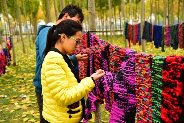 Mladí Čínští Studenti Zkoumat Šátky Které Pletené Areálu Sever Číny — Stock fotografie