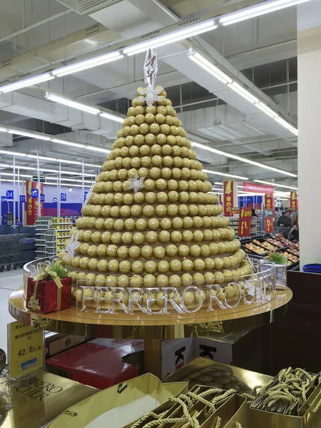 フェレロロシェ チョコレートのクリスマス ツリーが 2014 日中国中央部の湖北省武漢市のスーパーで表示されます — ストック写真