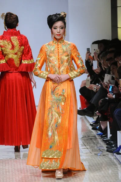 Modell Visar Skapelse Guo Pei Modevisning Shanghai Mode Vecka Höst — Stockfoto