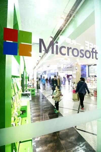 Kunder Besöker Fysisk Butik Microsoft Shanghai Kina December 2014 — Stockfoto