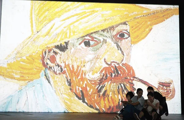 2015年9月8日 参观者在中国北京欣赏荷兰艺术家文森 梵高绘画的多媒体展览 — 图库照片