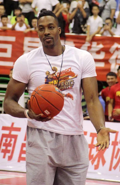 2015 日東中国江西省南昌市に彼の中国ツアー中バスケット ボール イベントでスター ドワイトハ ワード Nba バスケットします — ストック写真
