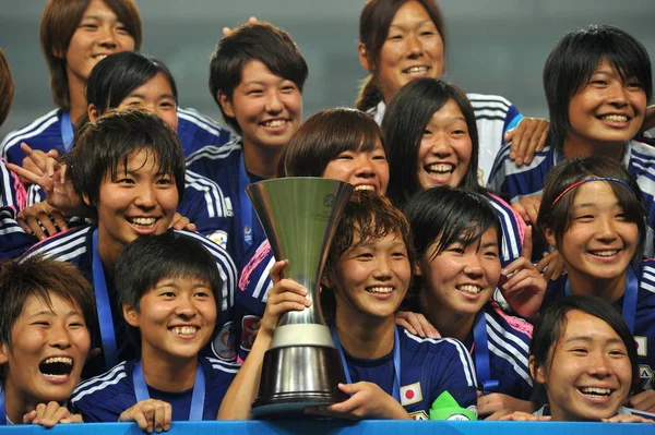 Jugadores Japoneses Posan Con Trofeo Campeón Después Derrotar Corea Del —  Fotos de Stock