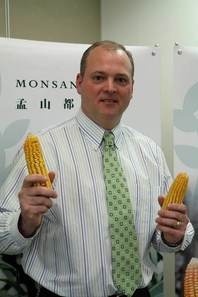 Кевин Эблен Тогдашний Президент Monsanto Greater China Позирует Кукурузой Интервью — стоковое фото
