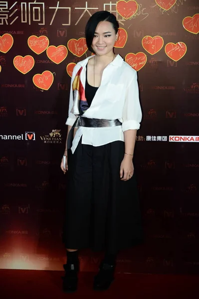2015年4月16日 中国歌手周比昌在中国澳门举行的第19届中国音乐奖颁奖典礼上走上红地毯 — 图库照片