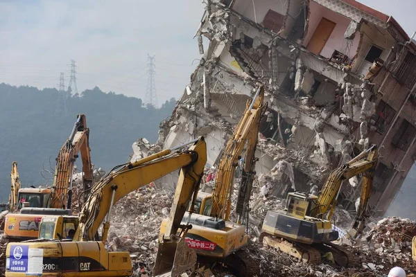 Las Máquinas Utilizan Para Desmantelar Edificio Derrumbado Sitio Del Deslizamiento —  Fotos de Stock