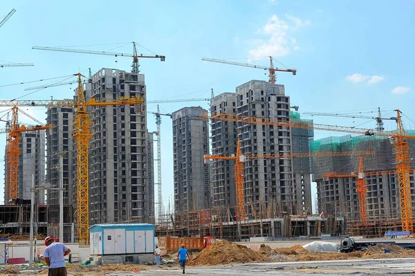 Chińskich Pracowników Migrujących Pracy Terenie Budowy Projektu Nieruchomości Mieszkalnej Mieście — Zdjęcie stockowe