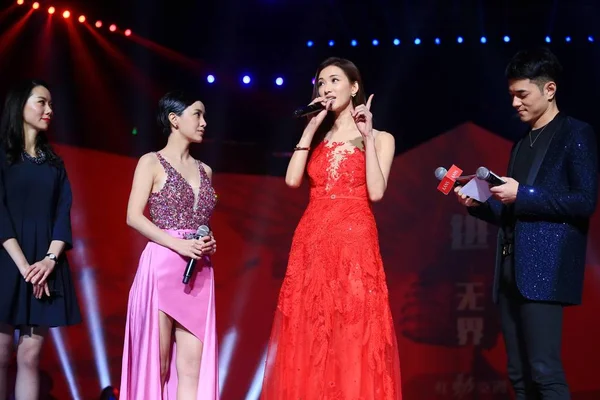 台湾の歌手 女優アンバー モデルで女優リン チーリン 番目左 番目右 出席中国の化粧品メーカー 上海で貫によるオールスター コンサート 2015 — ストック写真