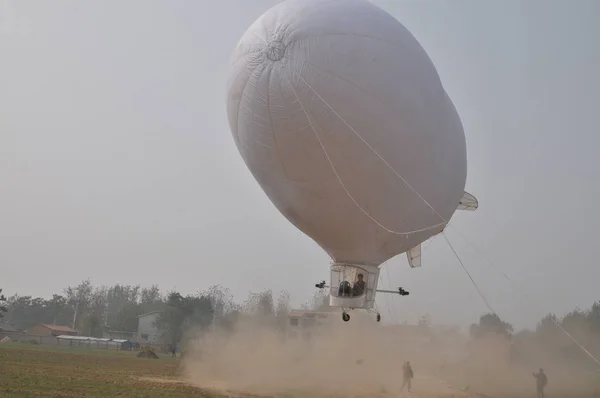 Zeppelin Által Kínai Termelő Shi Songbo Leveszi Egy Repülés Közben — Stock Fotó