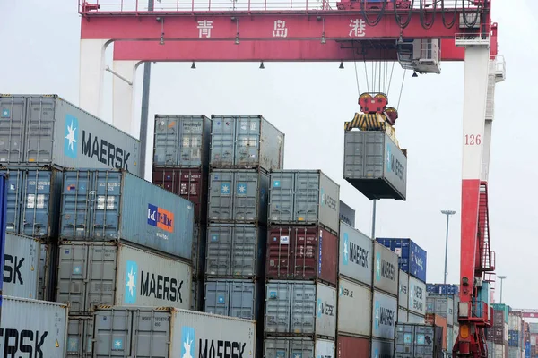 Una Grúa Levanta Contenedor Maersk Puerto Qingdao Ciudad Qingdao Provincia — Foto de Stock